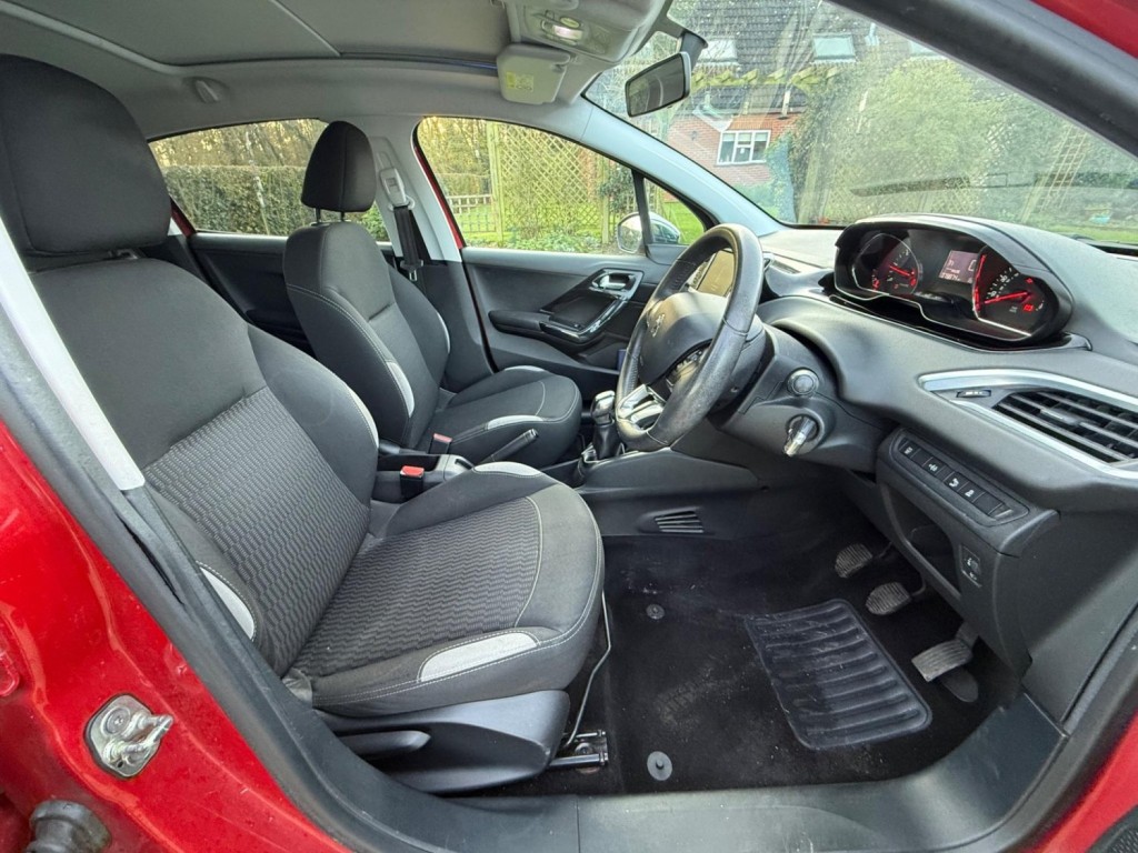 PEUGEOT 208
