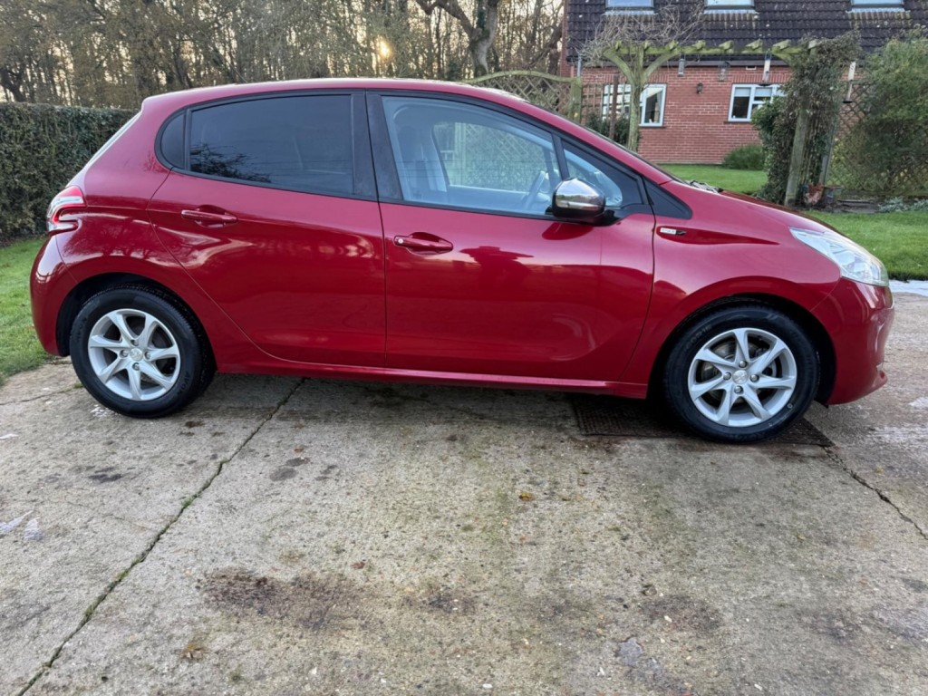 PEUGEOT 208
