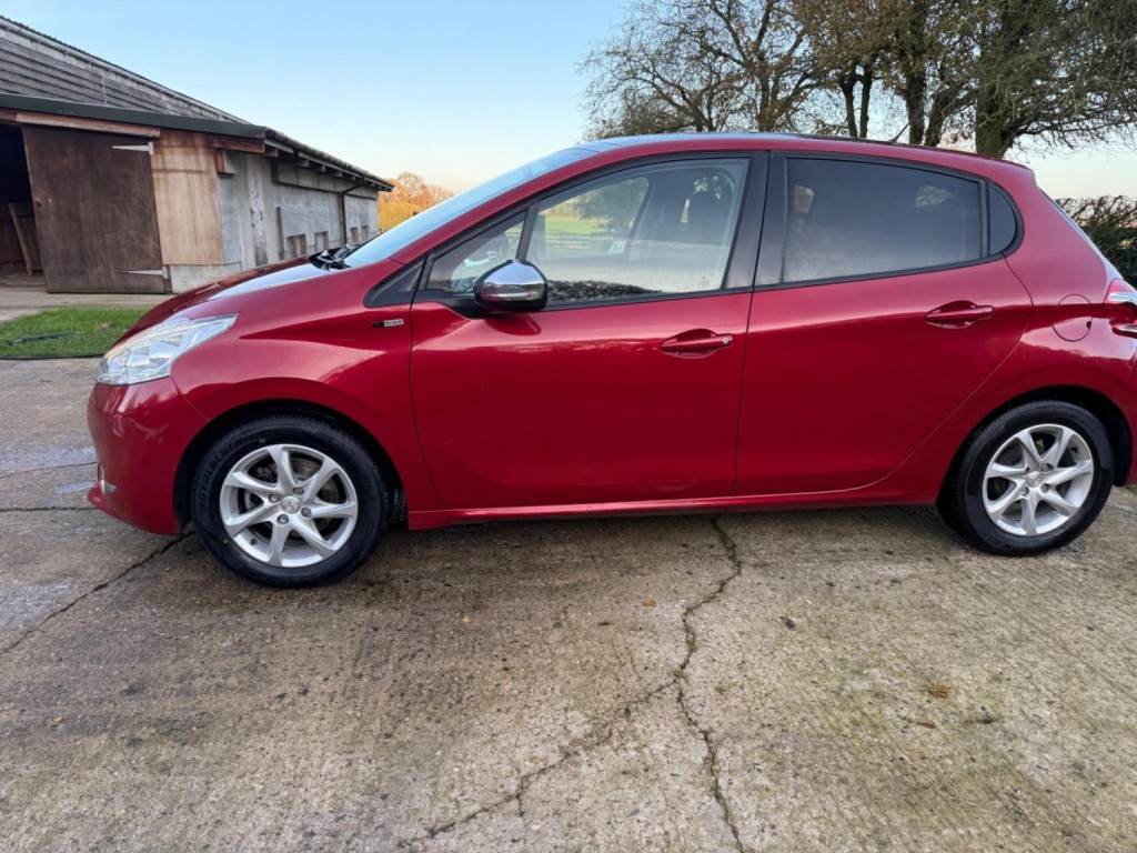 PEUGEOT 208