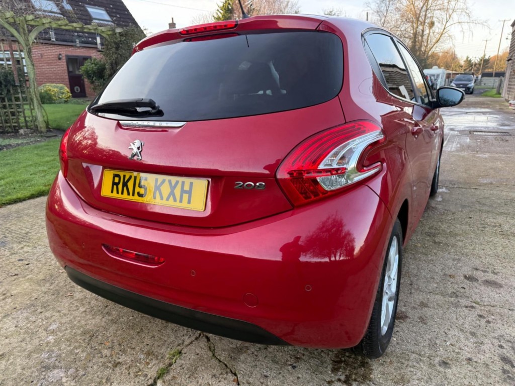 PEUGEOT 208