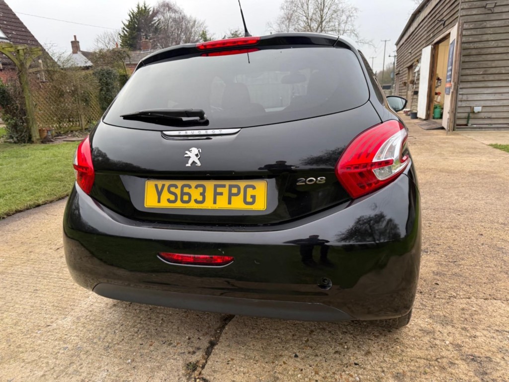 PEUGEOT 208