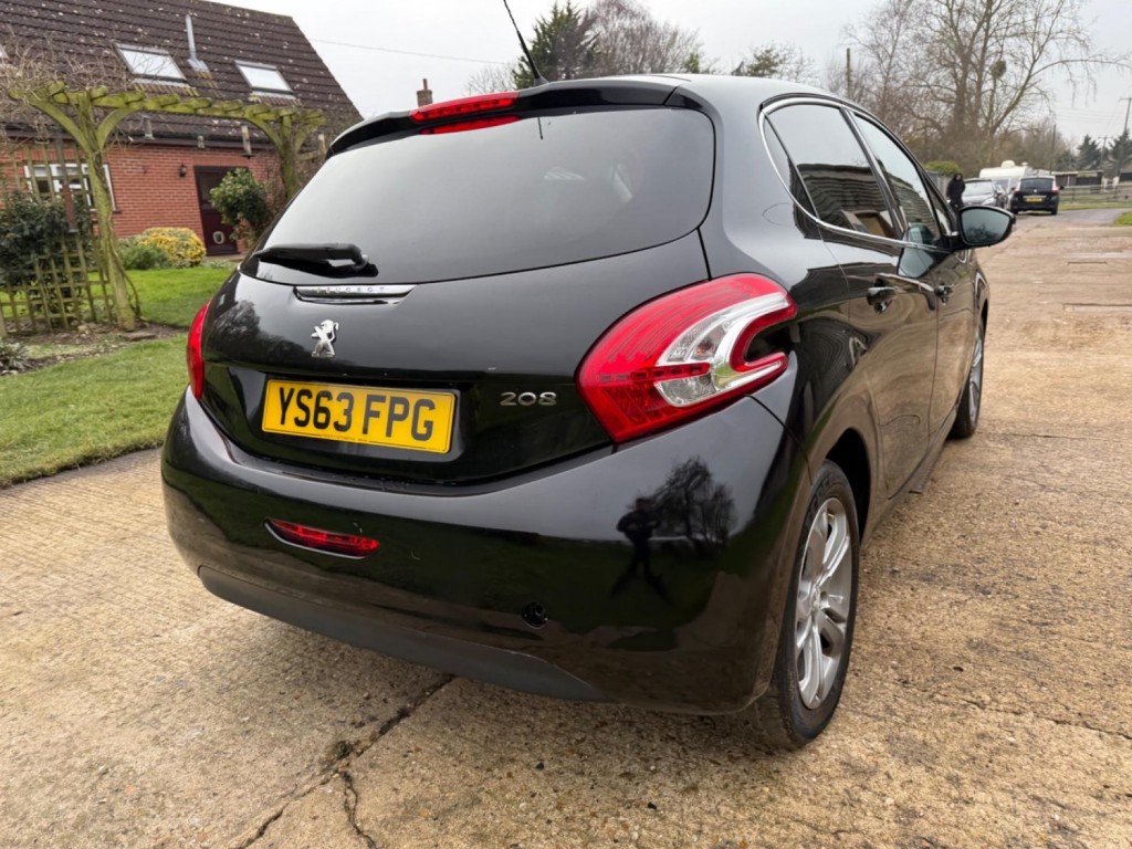 PEUGEOT 208