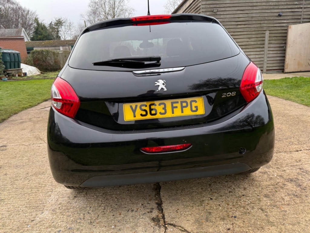 PEUGEOT 208