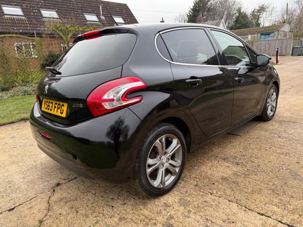 PEUGEOT 208