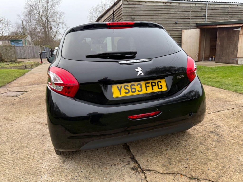 PEUGEOT 208