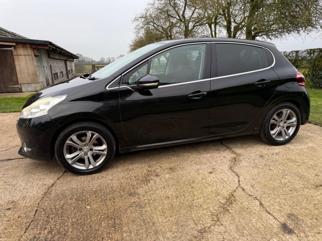 PEUGEOT 208