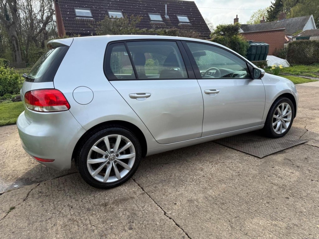VOLKSWAGEN GOLF
