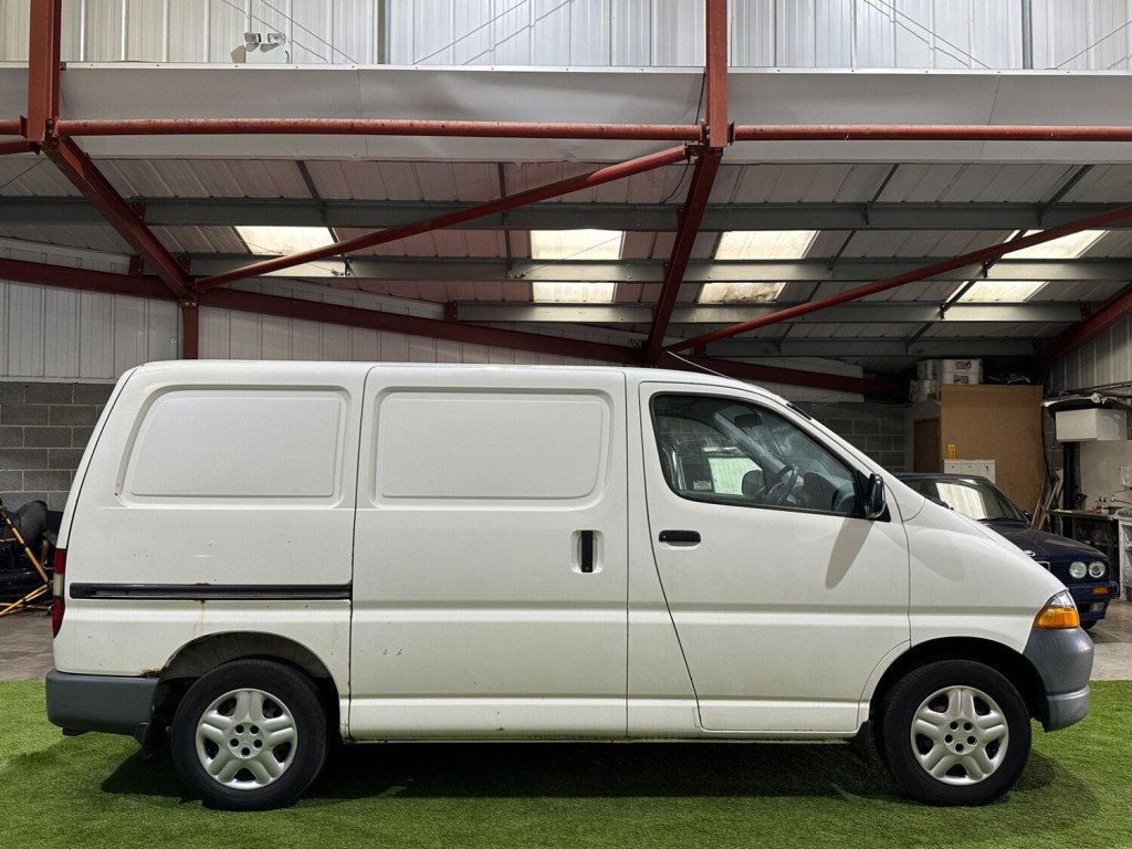 View TOYOTA HIACE 2.4D PowerVan GS 5dr