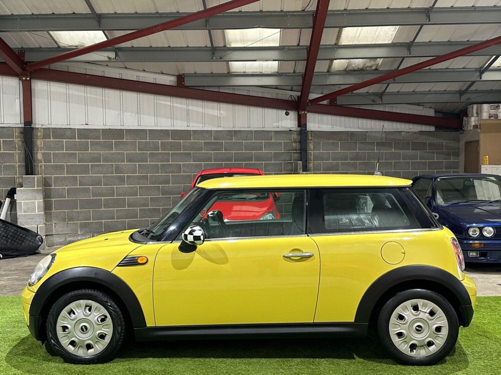 MINI HATCH