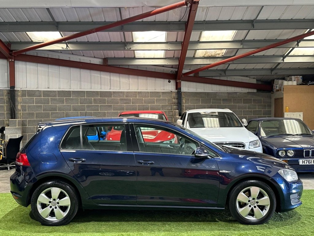 View VOLKSWAGEN GOLF 1.6 TDI BlueMotion Euro 5 (s/s) 5dr