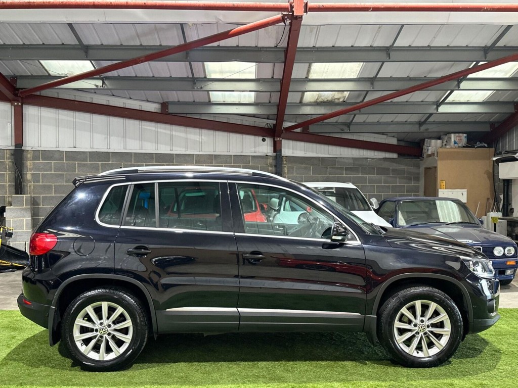 View VOLKSWAGEN TIGUAN 2.0 TDI BlueMotion Tech SE 4WD Euro 5 (s/s) 5dr