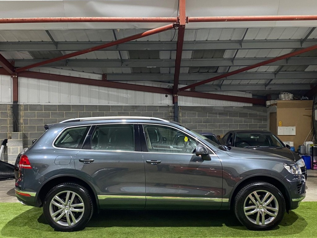 View VOLKSWAGEN TOUAREG 3.0 TDI V6 BlueMotion Tech SE Tiptronic 4WD Euro 6 (s/s) 5dr