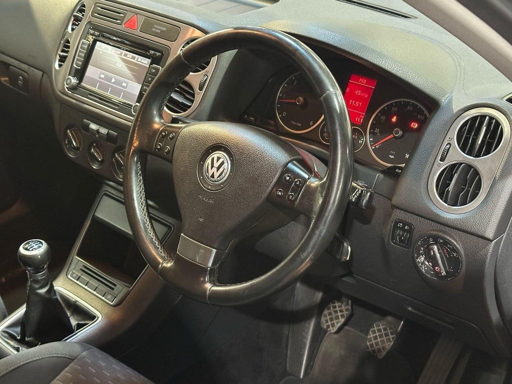 VOLKSWAGEN TIGUAN