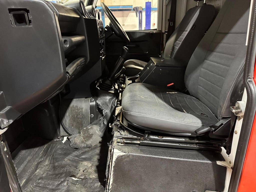 LAND ROVER DEFENDER 110