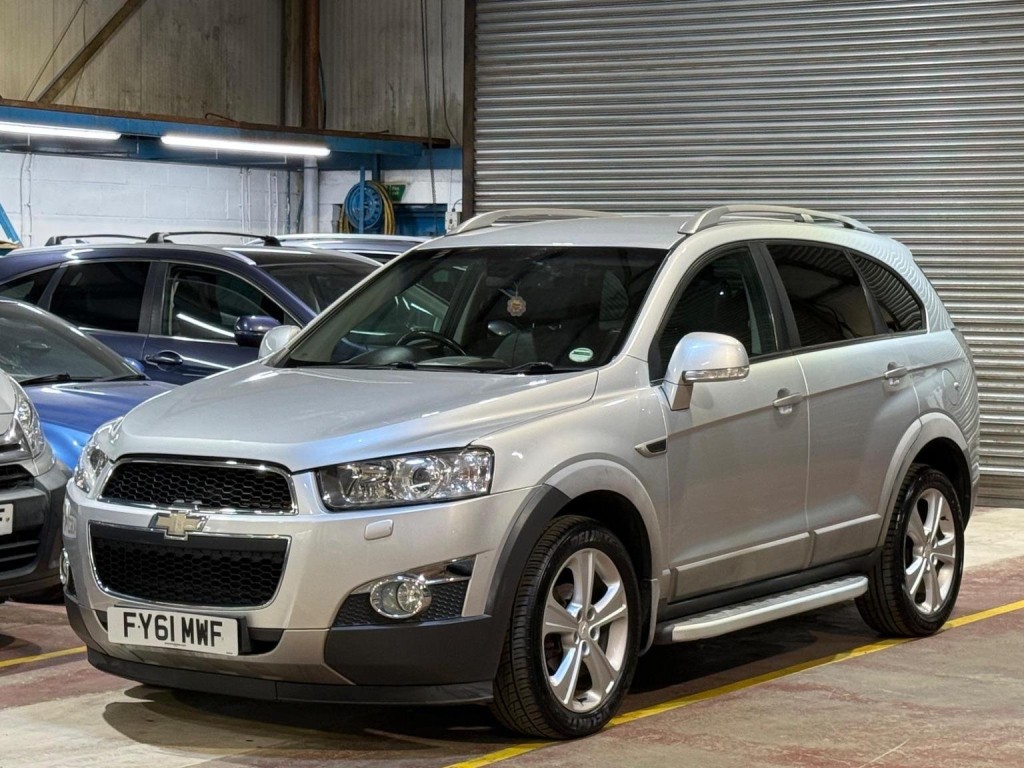 View CHEVROLET CAPTIVA 2.2 VCDi LTZ 4WD Euro 5 5dr (7 Seats)