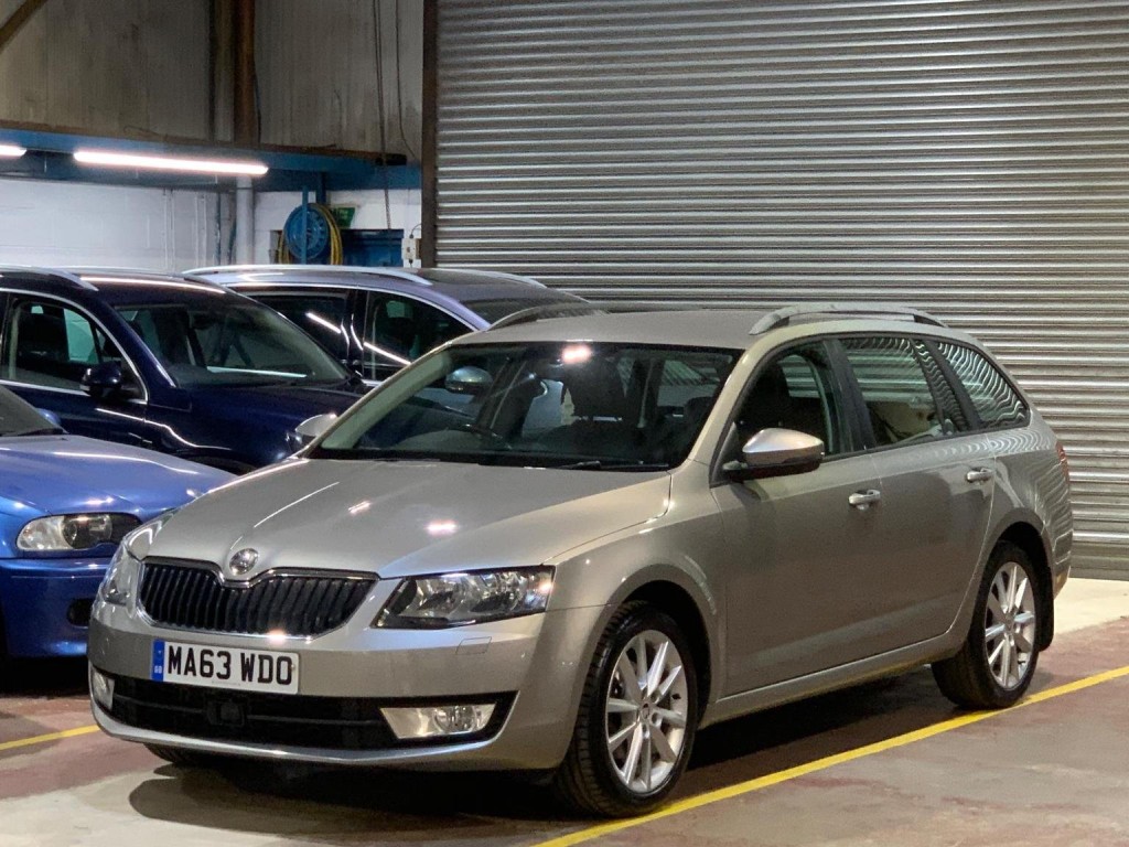 View SKODA OCTAVIA 2.0 TDI Elegance DSG Euro 5 (s/s) 5dr