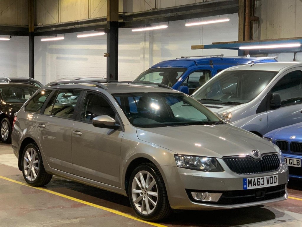 View SKODA OCTAVIA 2.0 TDI Elegance DSG Euro 5 (s/s) 5dr