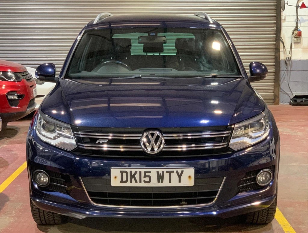 View VOLKSWAGEN TIGUAN 2.0 TDI BlueMotion Tech R-Line 4WD Euro 5 (s/s) 5dr (Nav)