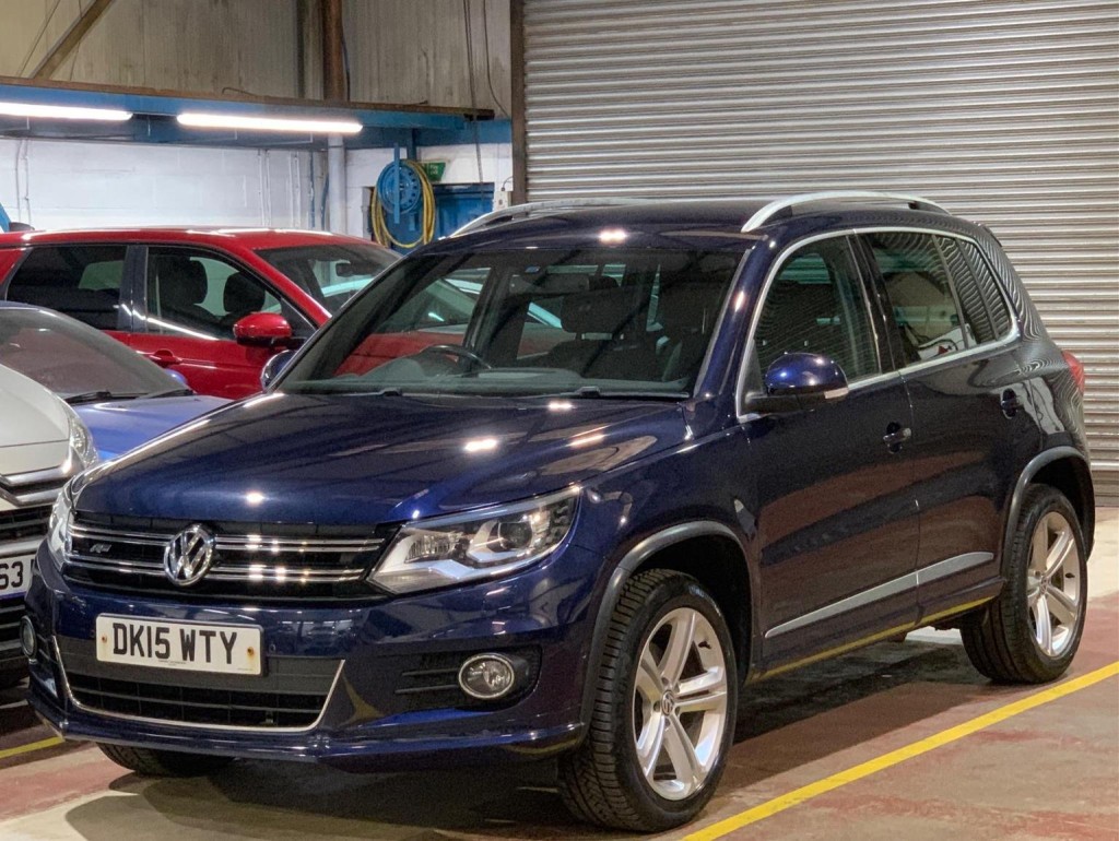 View VOLKSWAGEN TIGUAN 2.0 TDI BlueMotion Tech R-Line 4WD Euro 5 (s/s) 5dr (Nav)