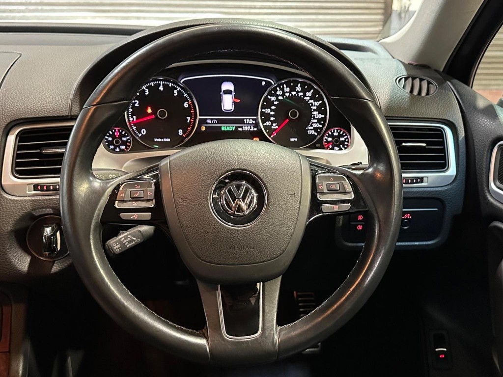 VOLKSWAGEN TOUAREG