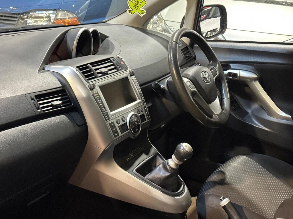 TOYOTA VERSO