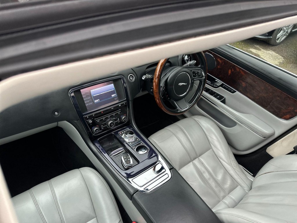 View JAGUAR XJ 3.0d V6 Premium Luxury Auto Euro 5 4dr