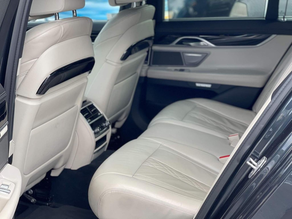 BMW 7 SERIES