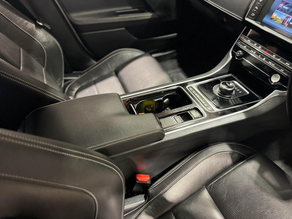 JAGUAR XE