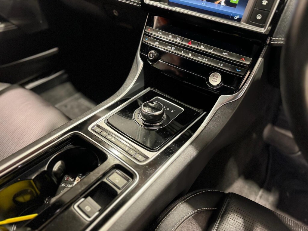 JAGUAR XE