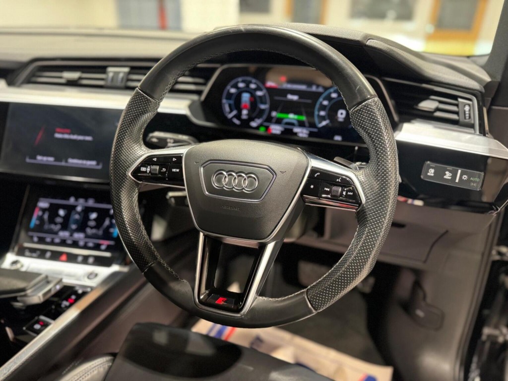 AUDI E-TRON