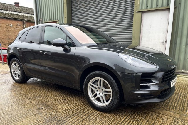 PORSCHE MACAN