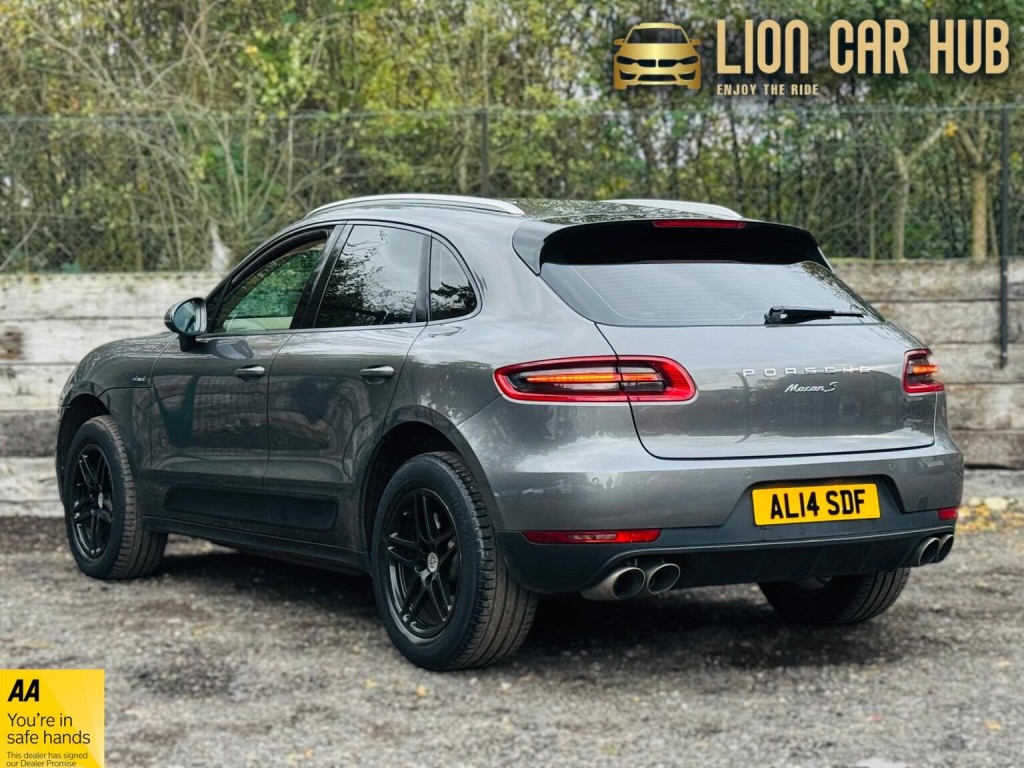 PORSCHE MACAN