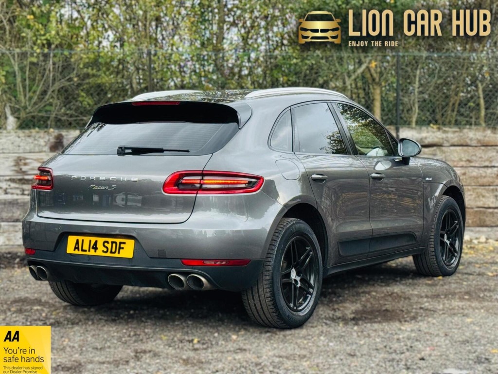 PORSCHE MACAN