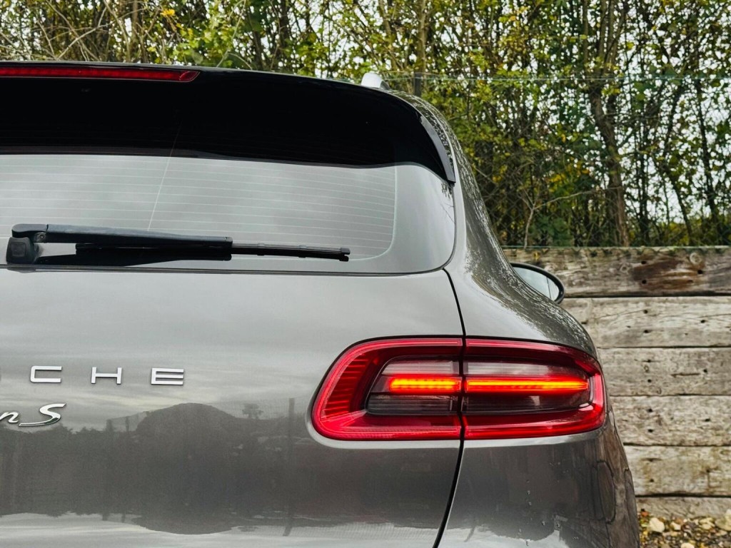 PORSCHE MACAN