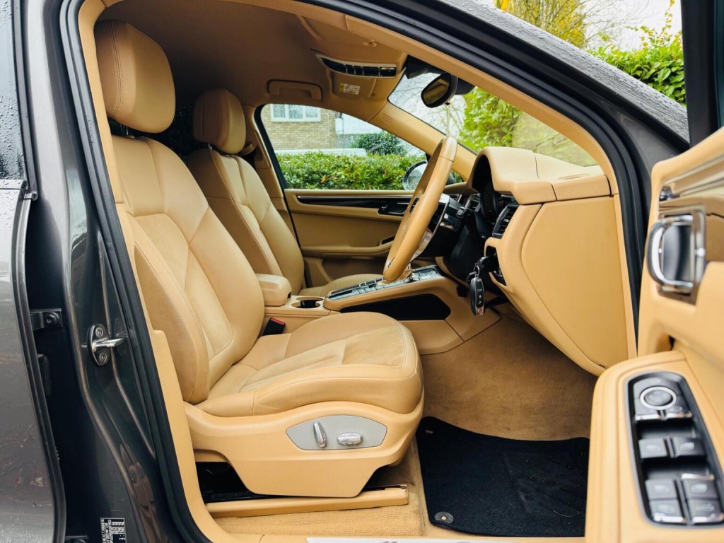 PORSCHE MACAN
