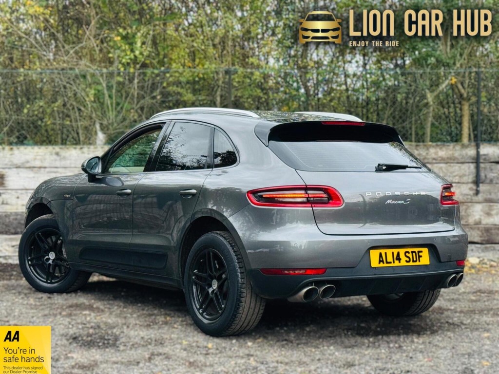 PORSCHE MACAN