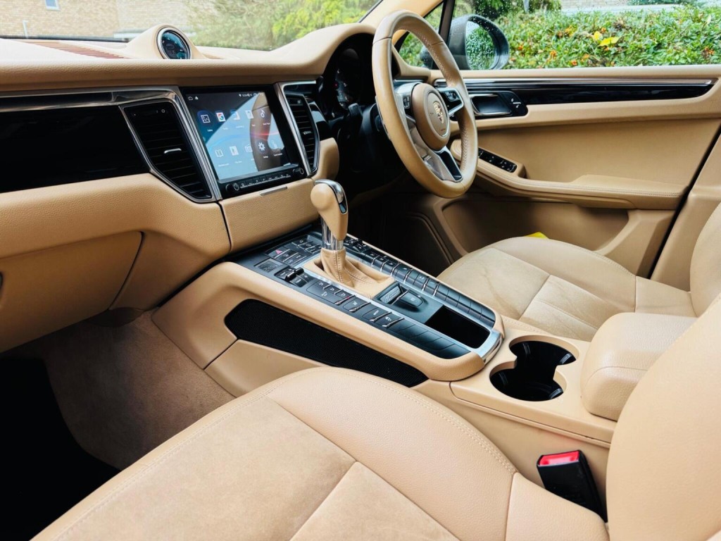 PORSCHE MACAN