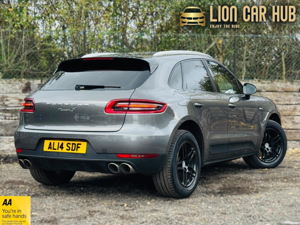 PORSCHE MACAN