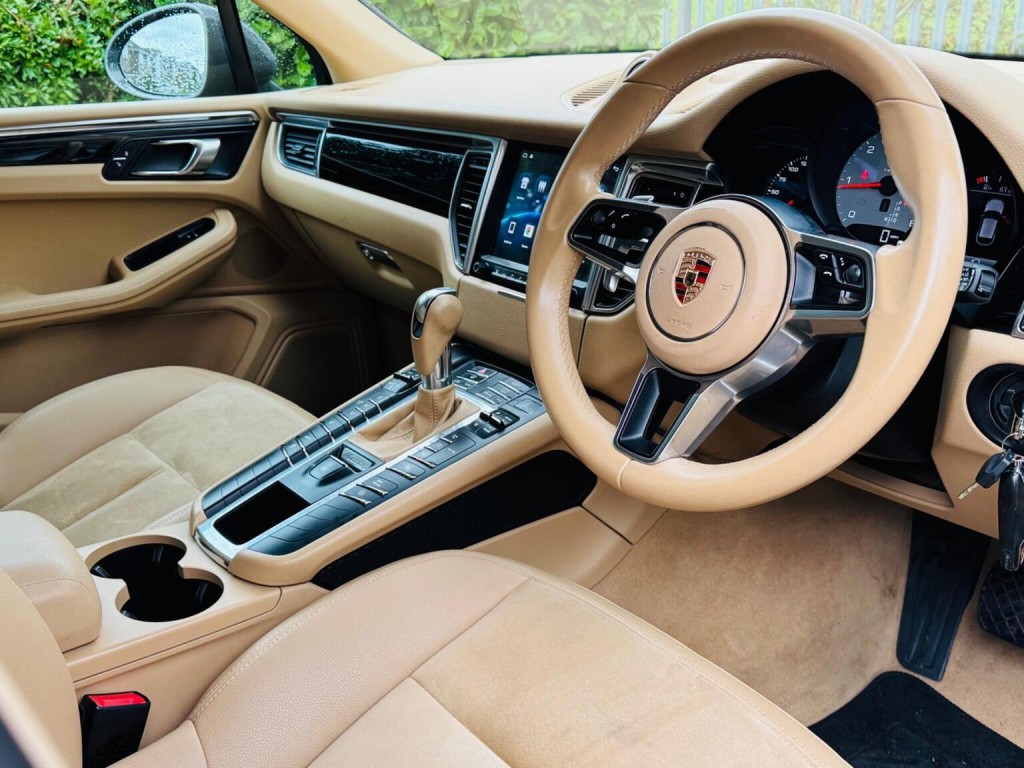 PORSCHE MACAN