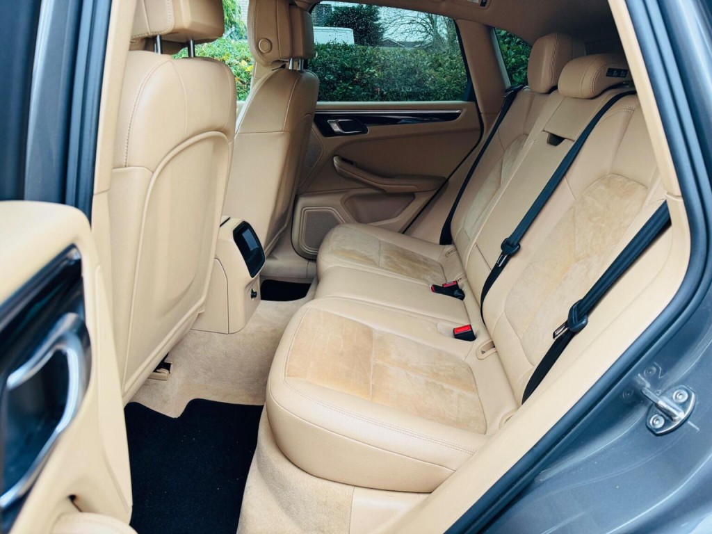 PORSCHE MACAN