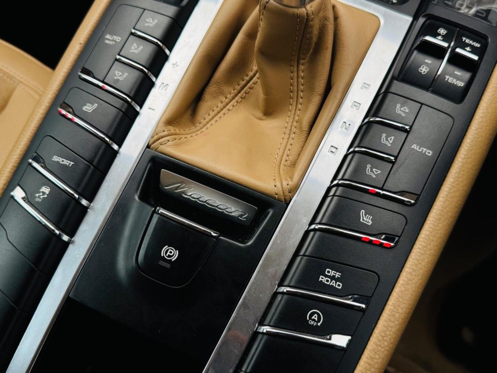 PORSCHE MACAN