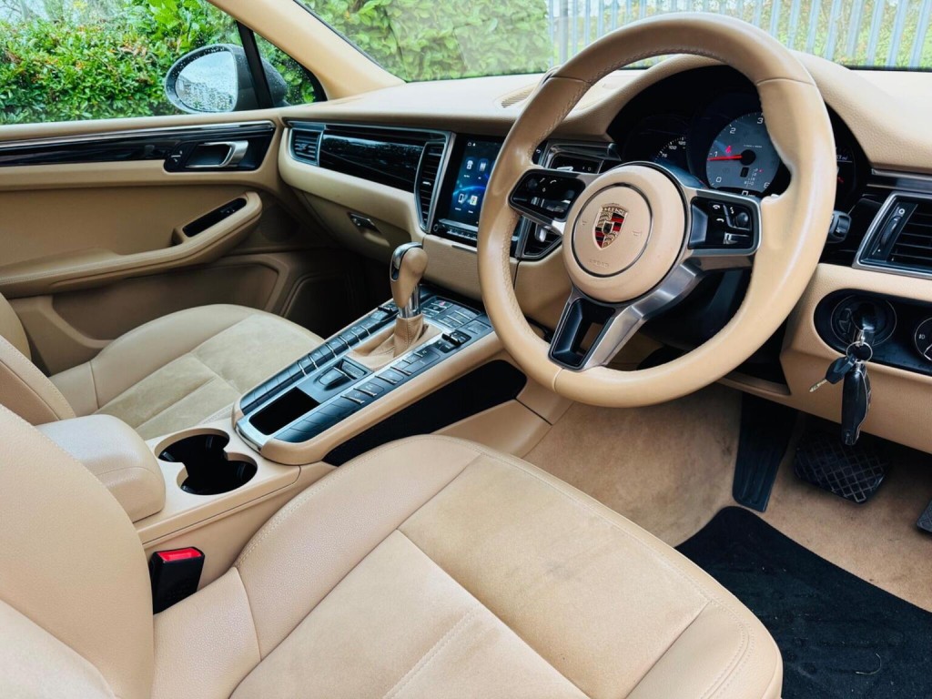 PORSCHE MACAN