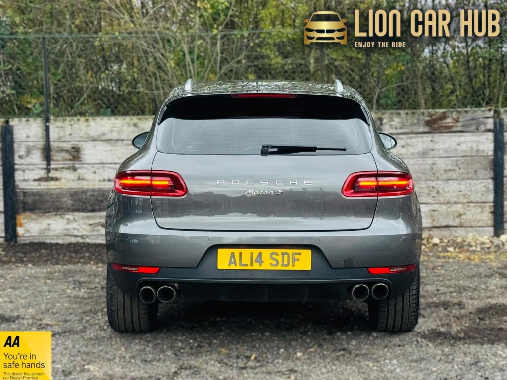 PORSCHE MACAN