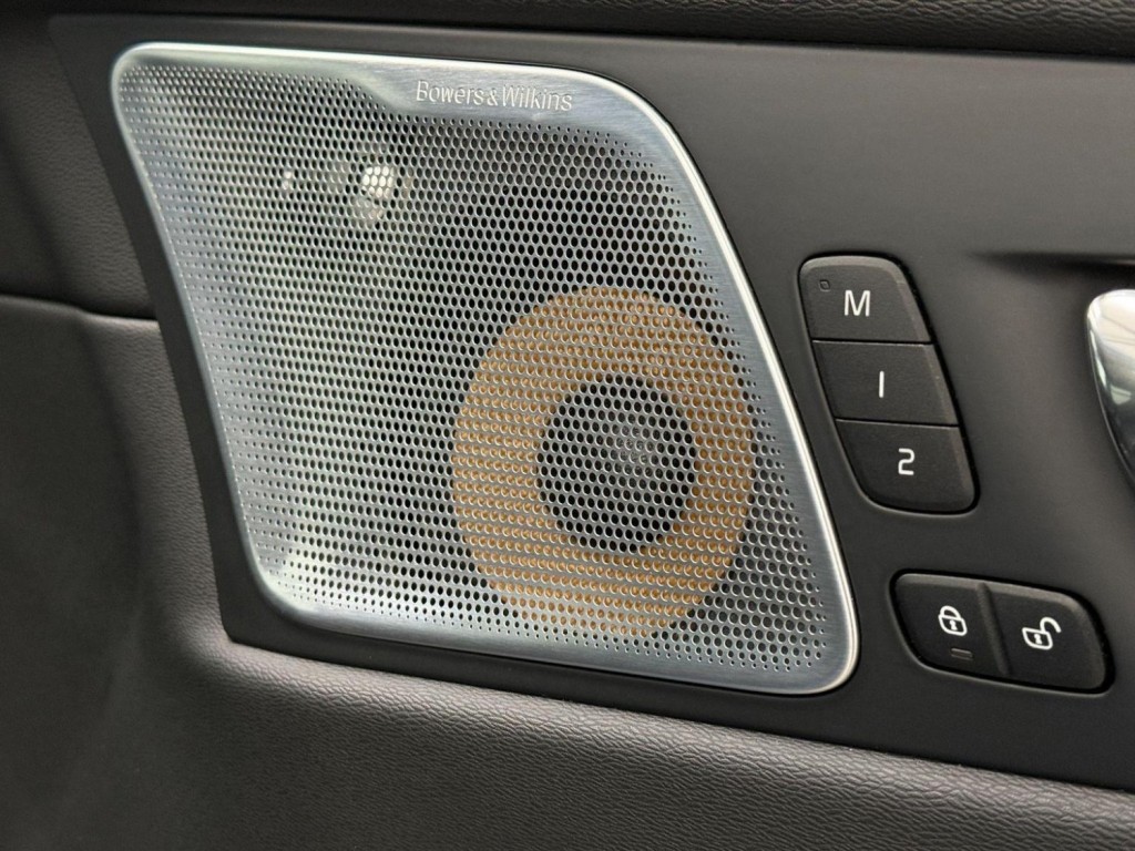 View VOLVO XC60 2.0 D4 R-Design Pro Auto AWD Euro 6 (s/s) 5dr