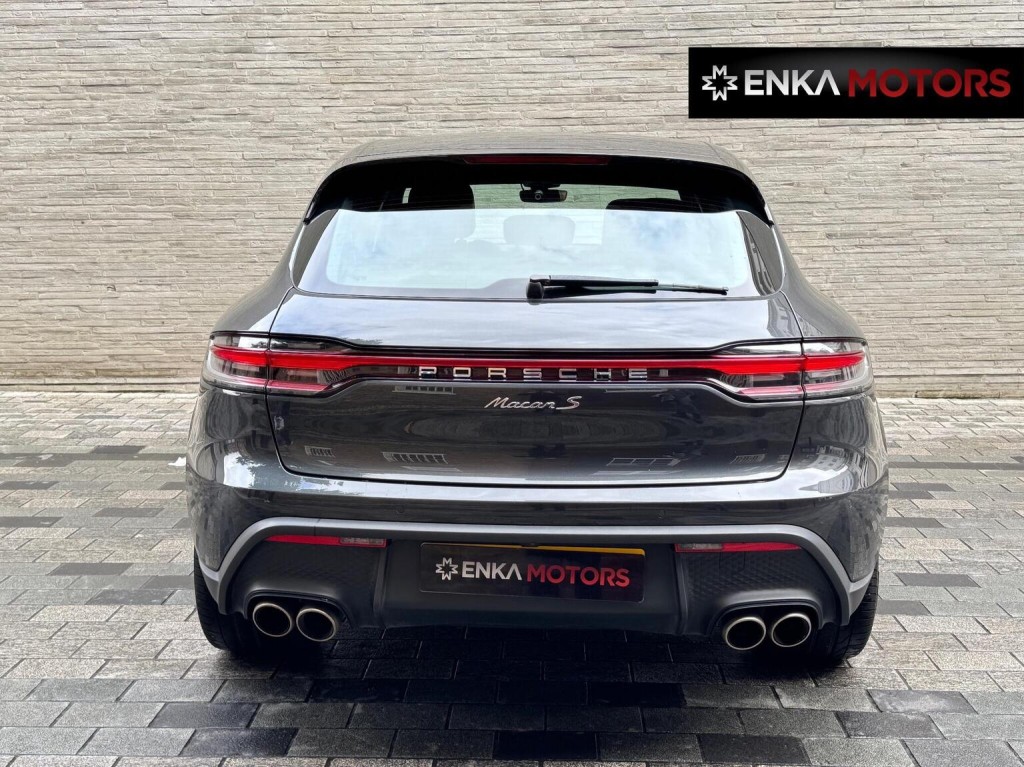 PORSCHE MACAN