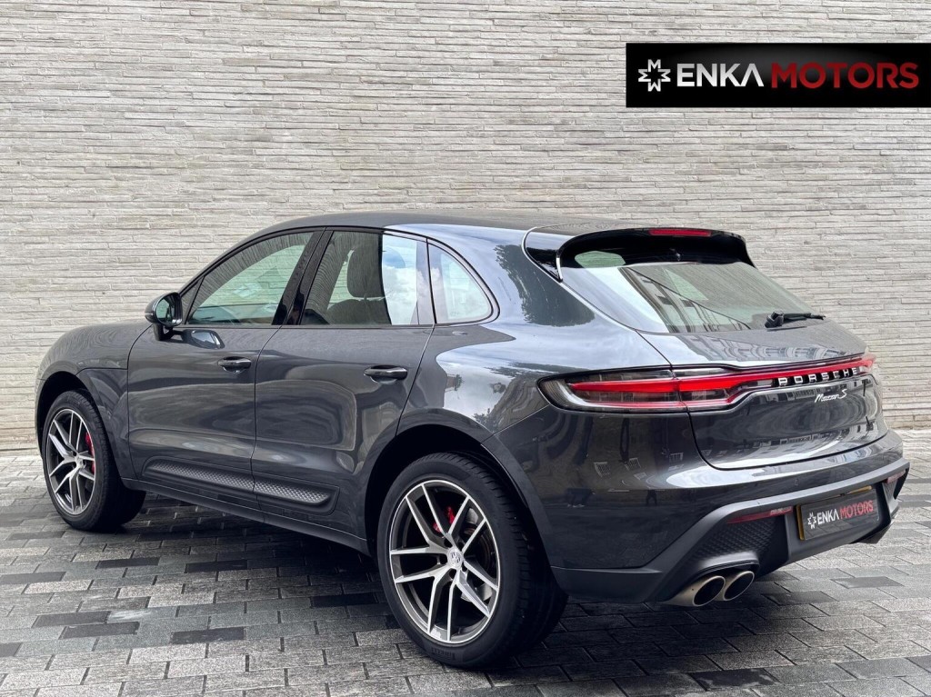 PORSCHE MACAN
