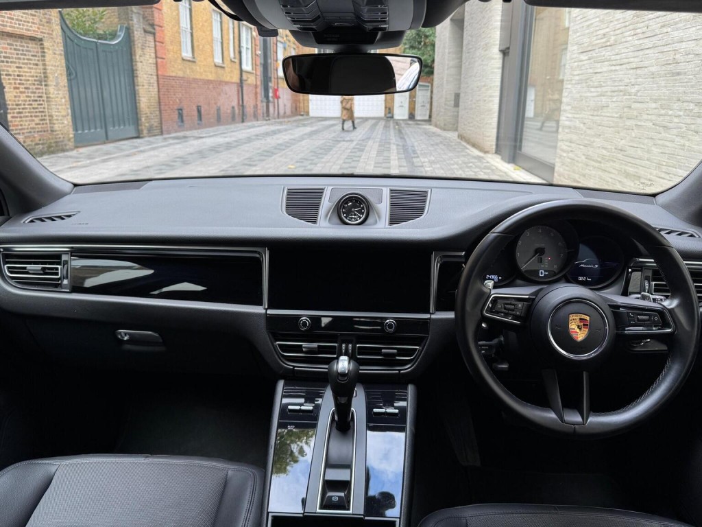 PORSCHE MACAN