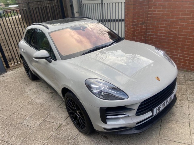 PORSCHE MACAN