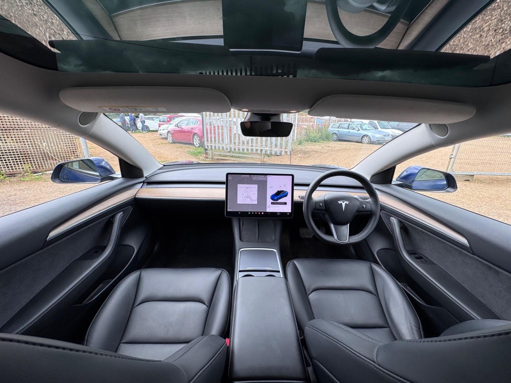 TESLA MODEL 3