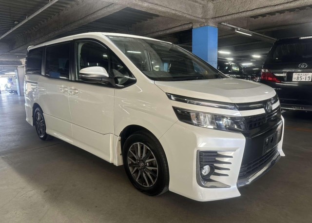 TOYOTA VOXY ZS (2014/14)